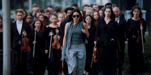 Rosalía “Berghain” Videosunda 2000’lerin Moda Arşivlerini Yeniden Yorumluyor