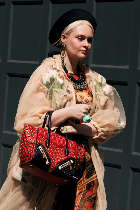 New York Moda Haftası: Sokak Görünümlerinde Göze Çarpan Şapkalar / 14