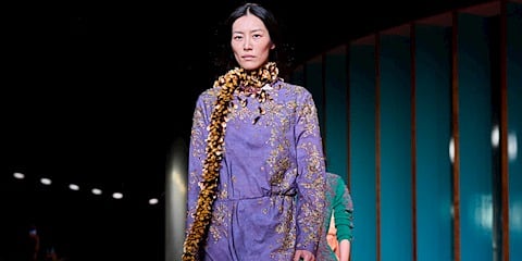 New York Moda Haftası Tory Burch İlkbahar/Yaz 2027: Kuralları Biraz Esnetmek