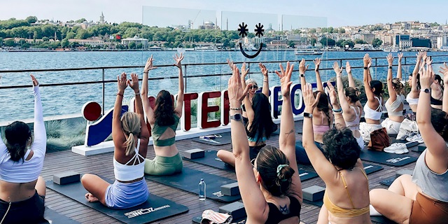 İstanbul’da Boğaza Karşı Yoga