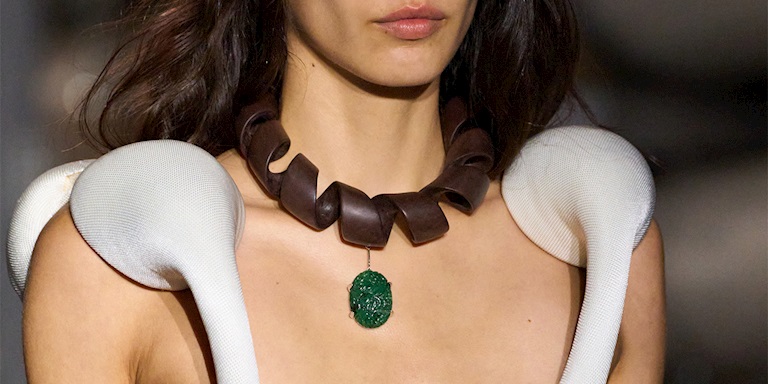 İlkbahar/Yaz 2026’nın Öne Çıkan 3 Takı Trendi: Büyük, Cesur ve Heykelsi