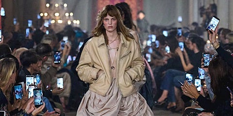 Paris Moda Haftası Acne Studios İlkbahar/Yaz 2027: Denimle Yazılan Bir Tarih