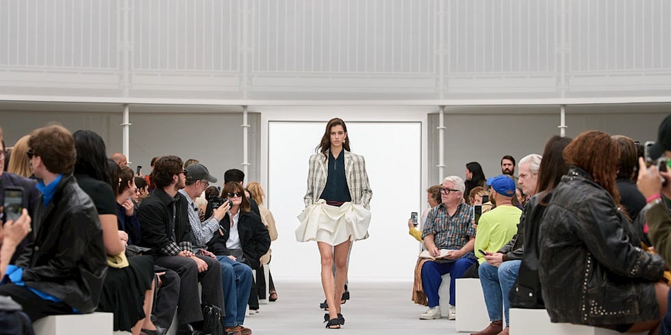 Paris Moda Haftası Loewe İlkbahar/Yaz 2027: Eski Dünya, Yeni Dünya