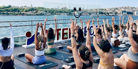 İstanbul’da Boğaza Karşı Yoga