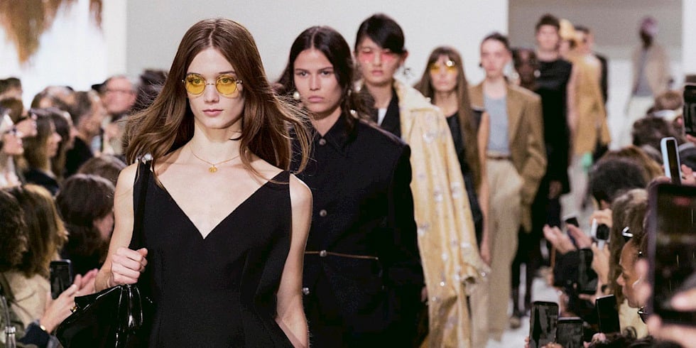 Paris Moda Haftası Celine İlkbahar/Yaz 2027: Giyinmenin Heyecanını Geri Getirmek