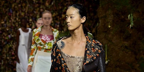 Paris Moda Haftası Maison Margiela İlkbahar/Yaz 2027: Sertlik ve Yumuşaklık Arasında