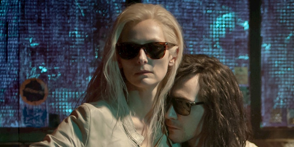 Geceleri Güneş Gözlüğü Takmak: Bir Stil Alışkanlığının Sessiz Gücü