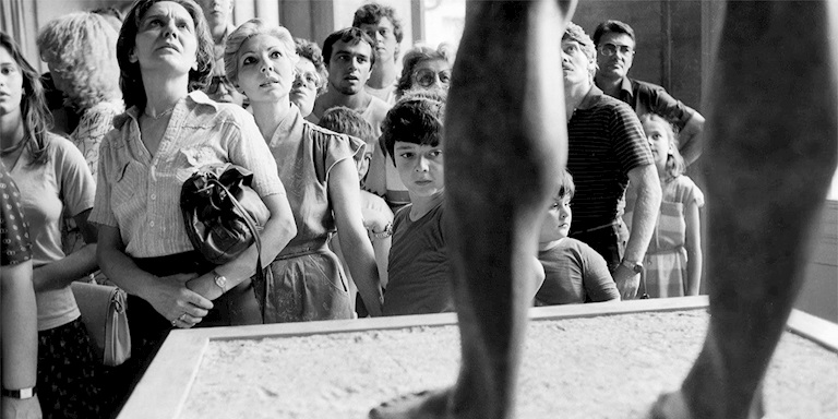 Dario Vitale’nin İlk Versace Koleksiyonundan İpuçları Geldi