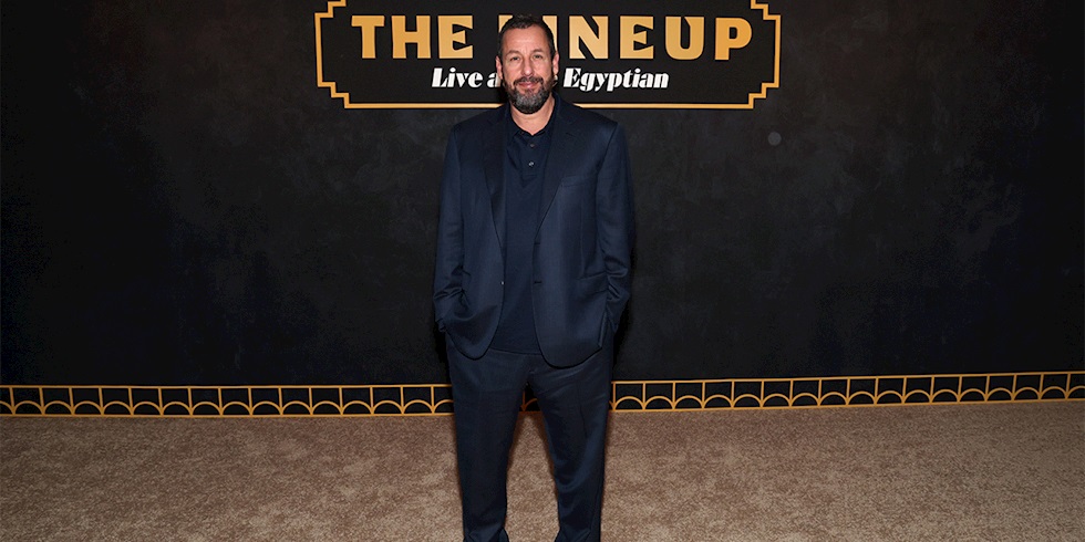 Adam Sandler’ı Takım Elbiseyle Görmüş Müydünüz?