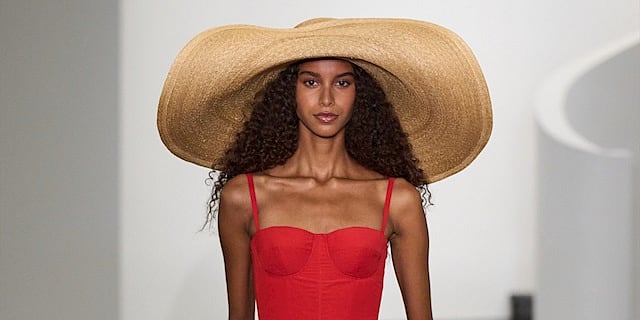 Plaj Stilinden Şehir Görünümlerine Taşınan Şapkalar