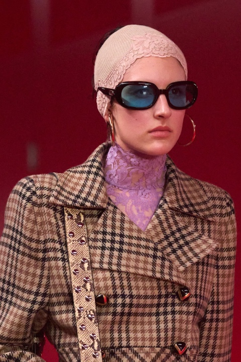 Gri Günlere Renk Katın: Bu Sezonun En Parlak Gözlük Trendi / 8