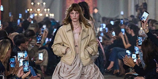 Paris Moda Haftası Acne Studios İlkbahar/Yaz 2027: Denimle Yazılan Bir Tarih