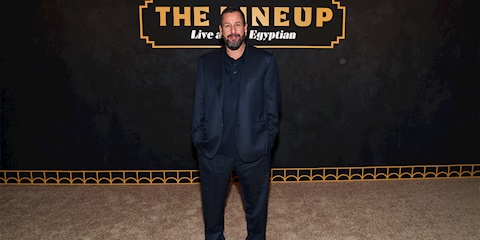 Adam Sandler’ı Takım Elbiseyle Görmüş Müydünüz?