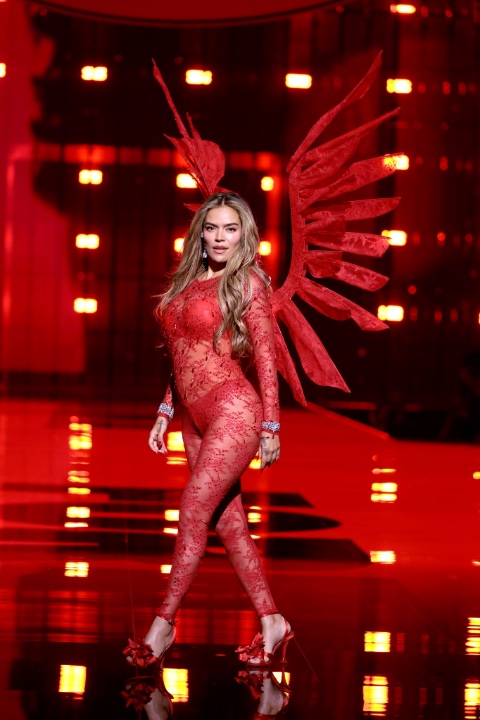 Victoria’s Secret Fashion Show 2025: Kapsayıcı Kadrosu ve Performanslarıyla Göz Doldurdu / 11