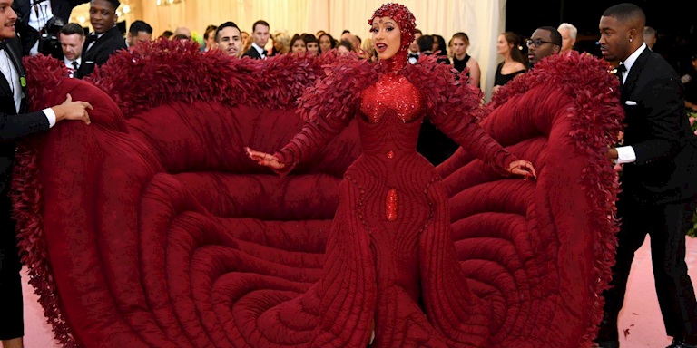 Cardi B’nin En İkonik 10 Kırmızı Halı Görünümü