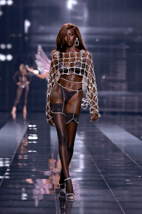 Victoria’s Secret Fashion Show 2025: Kapsayıcı Kadrosu ve Performanslarıyla Göz Doldurdu / 8