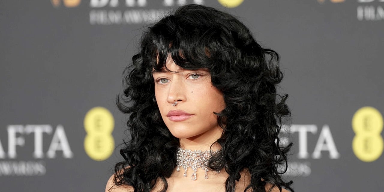 79. BAFTA Ödülleri'nin Öne Çıkan Güzellik Görünümleri