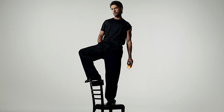 Jonathan Bailey, Giorgio Armani'nin Yeni Koku Hikayesinin Başrolünde