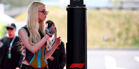 Anya Taylor-Joy, F1 Pistinde Vintage Stiliyle Öne Çıktı