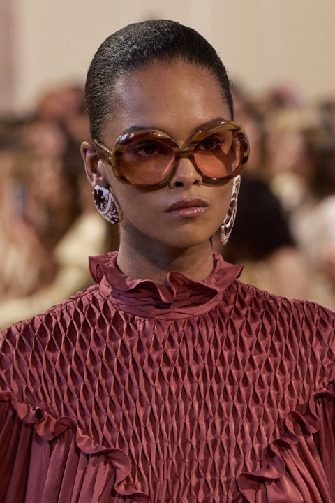 Gri Günlere Renk Katın: Bu Sezonun En Parlak Gözlük Trendi / 10