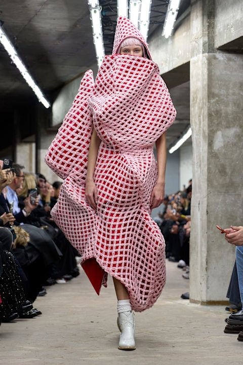 Paris Moda Haftası: Comme Des Garçons İlkbahar/Yaz 2026 / 1
