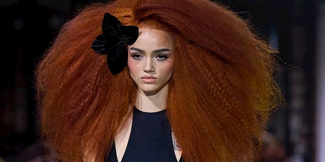 Saç Bakımında Nemi Kilitleyen “LOC Metodu” Nedir?