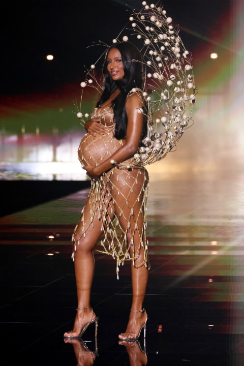 Victoria’s Secret Fashion Show 2025: Kapsayıcı Kadrosu ve Performanslarıyla Göz Doldurdu / 13