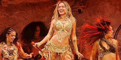 Karol G, Los Angeles Konserlerinde Amor Garibovic İmzalı Özel Tasarımla Sahnedeydi