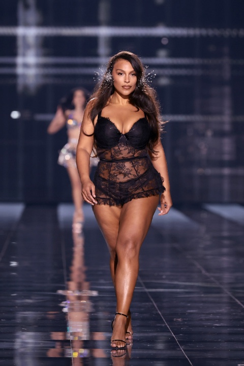 Victoria’s Secret Fashion Show 2025: Kapsayıcı Kadrosu ve Performanslarıyla Göz Doldurdu / 7