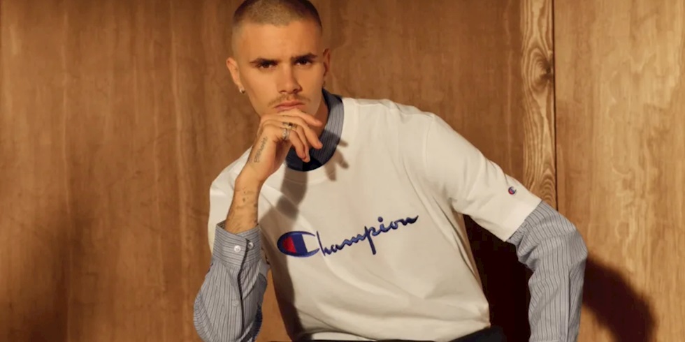 Romeo Beckham, Champion Karelerinde Güçlü Bir Tavır Sergiliyor