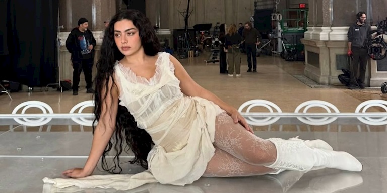 Yakın Bakış: Charli XCX'in Chains of Love'ı
