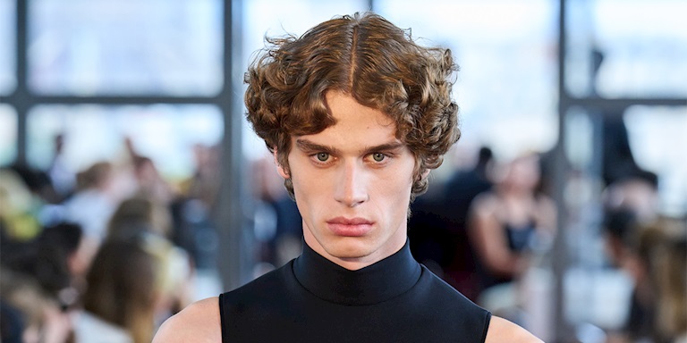 Uzun ve Dalgalı Saçlı Erkekler İçin Pratik Bakım Rehberi