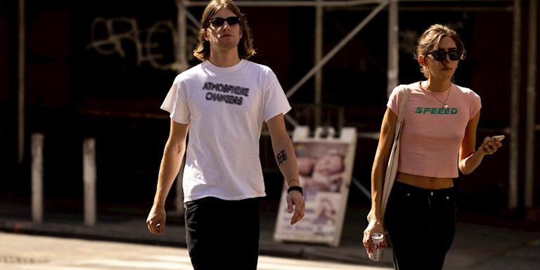 Sloganlı Tişörtler: 2025 Sonbaharında Güçlü Bir İfade Biçimi