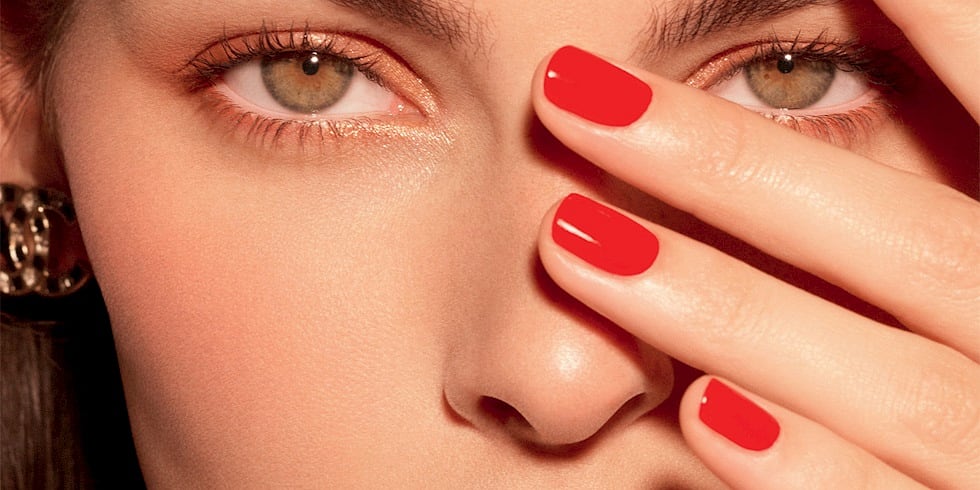 Kırmızı Ojenin Dönüşü: Gücün ve Yeni Nesil Feminenliğin Kültürel Manifestosu