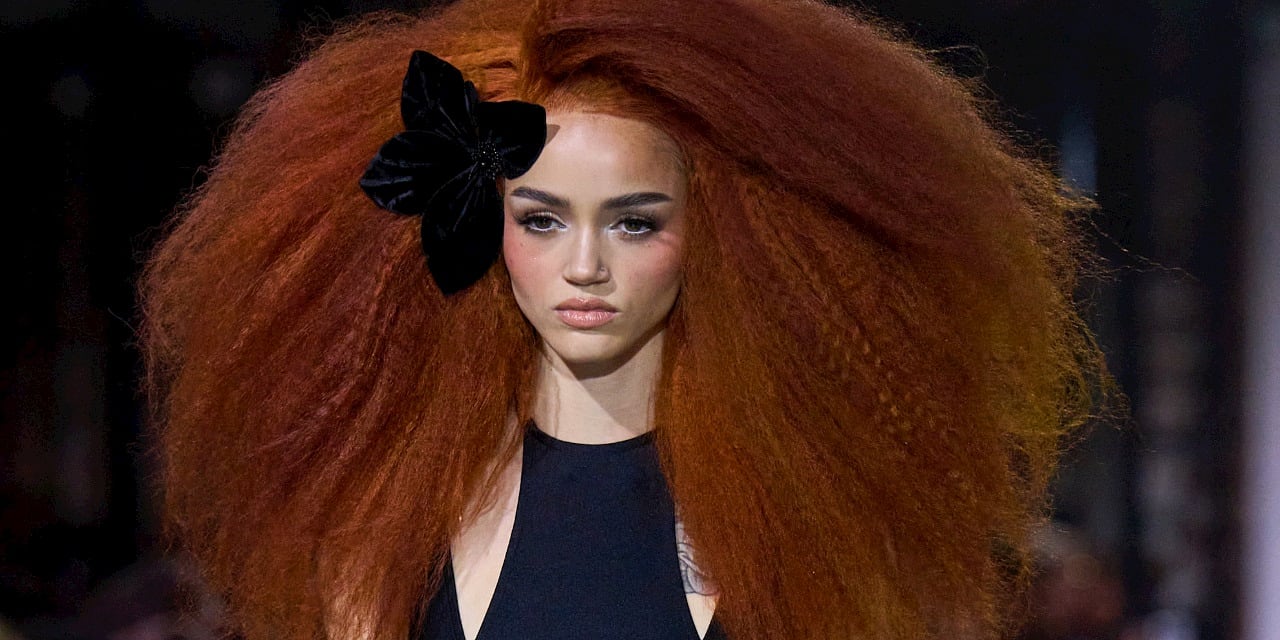 Saç Bakımında Nemi Kilitleyen “LOC Metodu” Nedir?