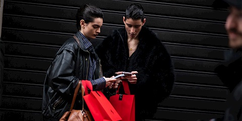 "Tech Neck": Ekranların Yol Açtığı Yeni Güzellik ve Sağlık Endişesi