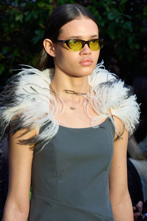 Gri Günlere Renk Katın: Bu Sezonun En Parlak Gözlük Trendi / 5