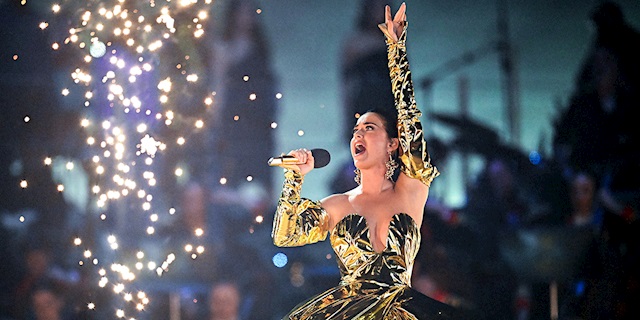 Katy Perry Uzaya Gitti