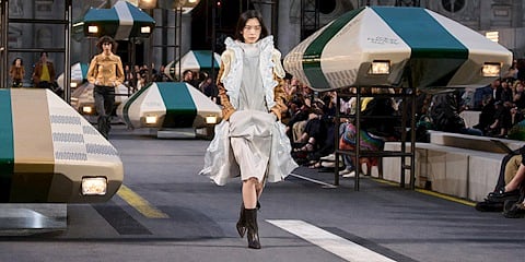 Paris Moda Haftası Louis Vuitton İlkbahar/Yaz 2027: Akışkan Bir Fütürizm Yaklaşımı