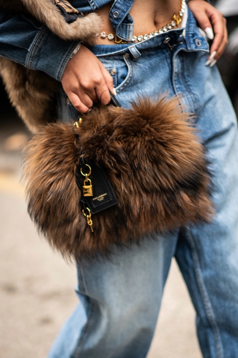 Milano Moda Haftası Sokak Görünümlerinde Dikkatimizi Çeken Çantalar / 15
