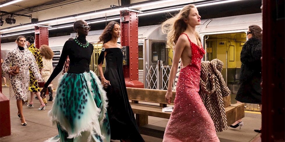 Chanel Métiers d’art 2026: Matthieu Blazy, New York Metrosunda Modern Zarafeti Yeniden Yazıyor